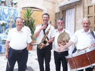 E mentre vengono intonate le pi� svariate melodie, anziane signore si sporgono dai loro balconcini battendo le mani a ritmo di musica. Perch� oggi � un grande giorno a Bari Vecchia, quello della �Madonna delle percoche�